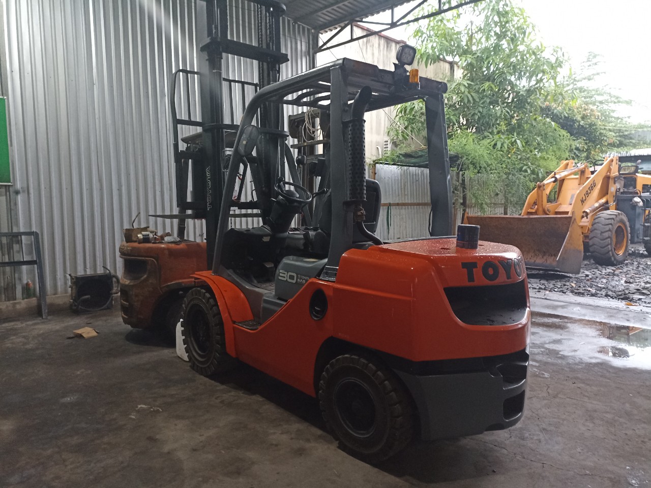 XE NÂNG XÚC LẬT