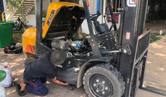 Xe nâng để lâu không sử dụng bị khó nổ, chạy yếu: Nguyên nhân và giải pháp khắc phục hiệu quả