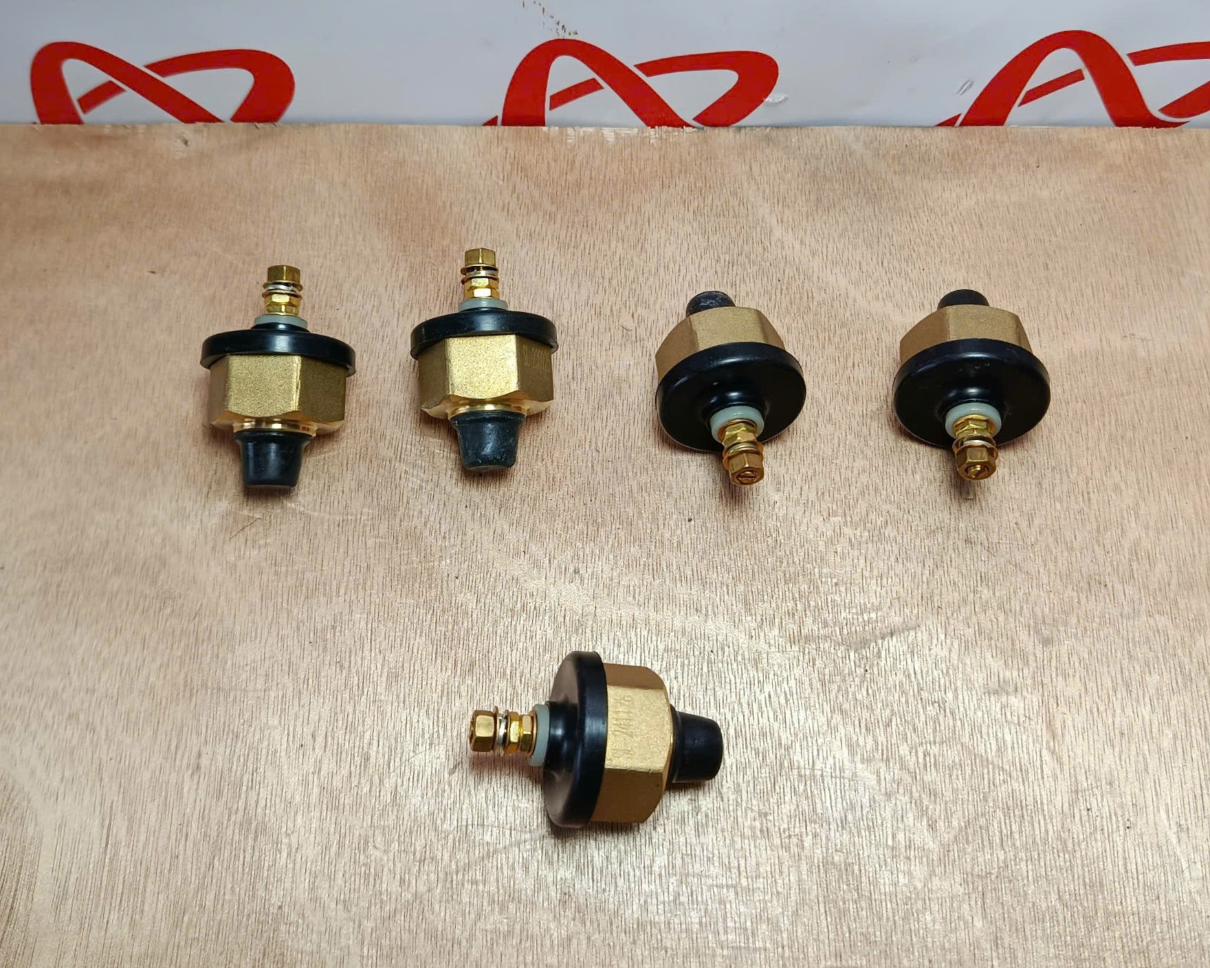 cảm biến áp suất xe xúc lật