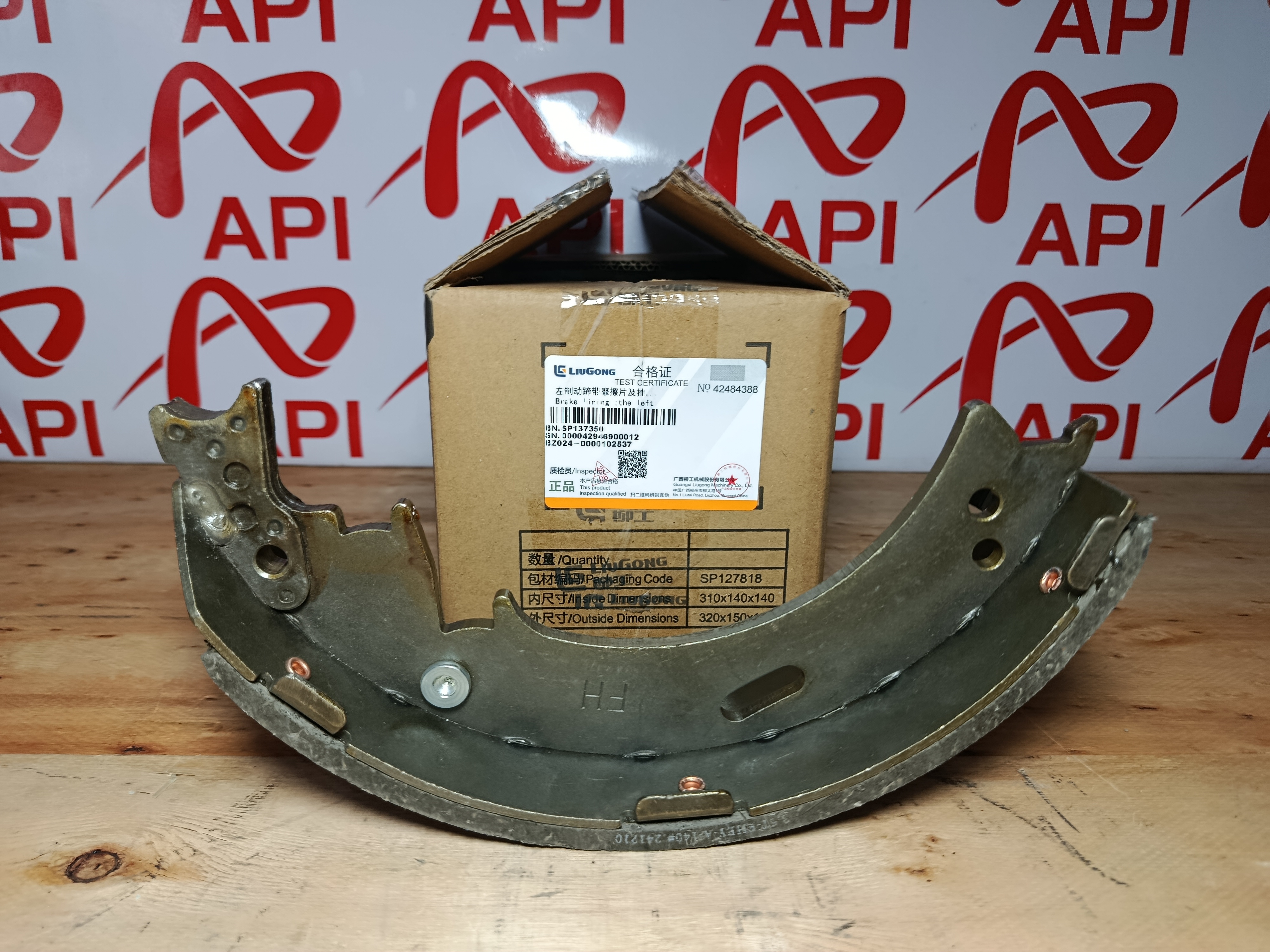 má phanh bên trái xe nâng