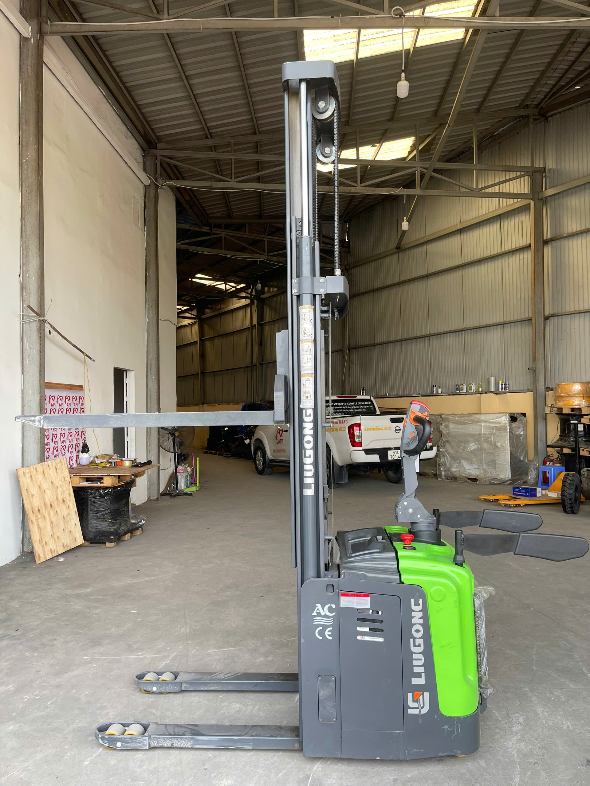 xe nâng điện đứng lái liugong