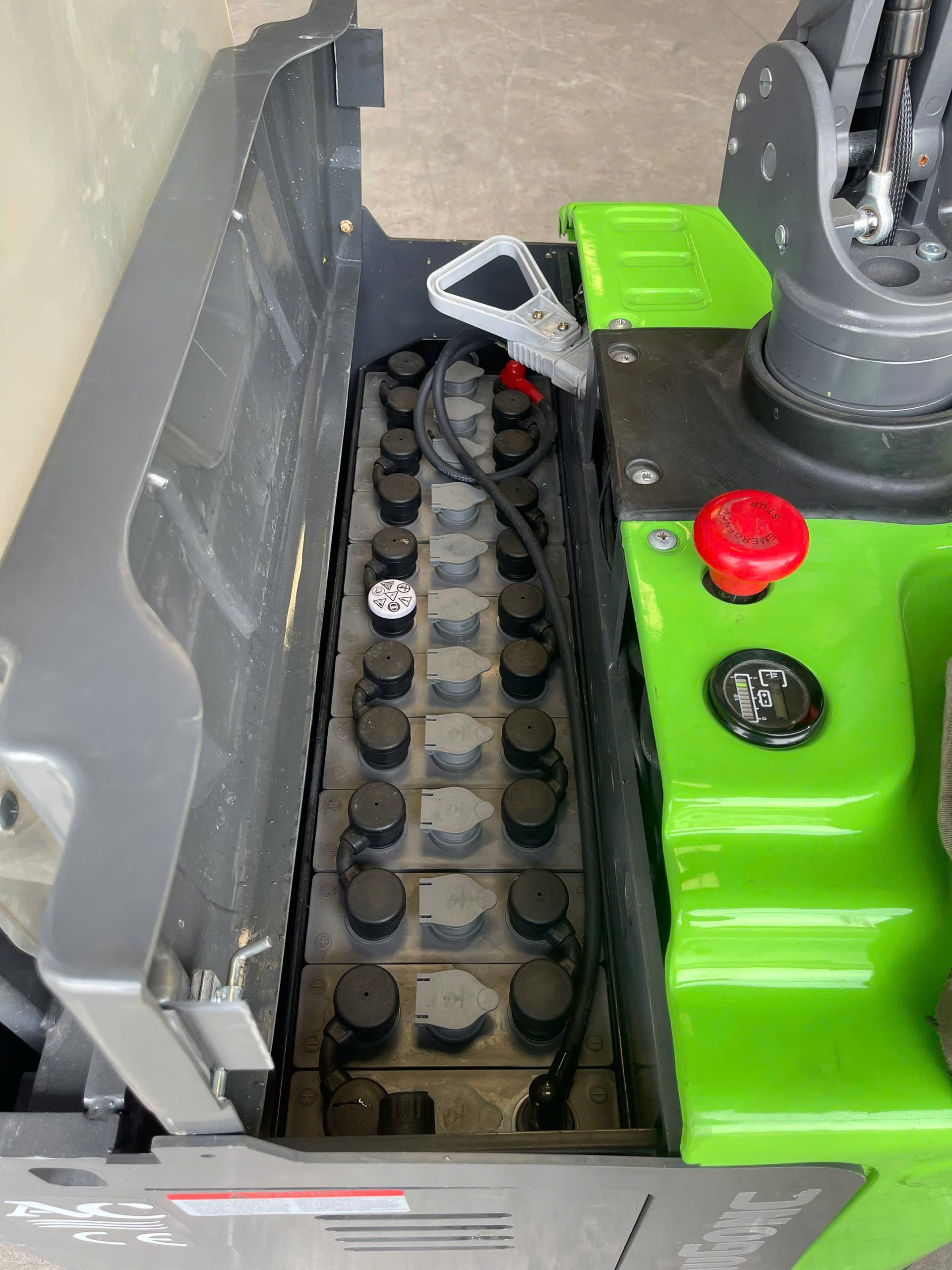 xe nâng điện đứng lái 2 tấn liugong