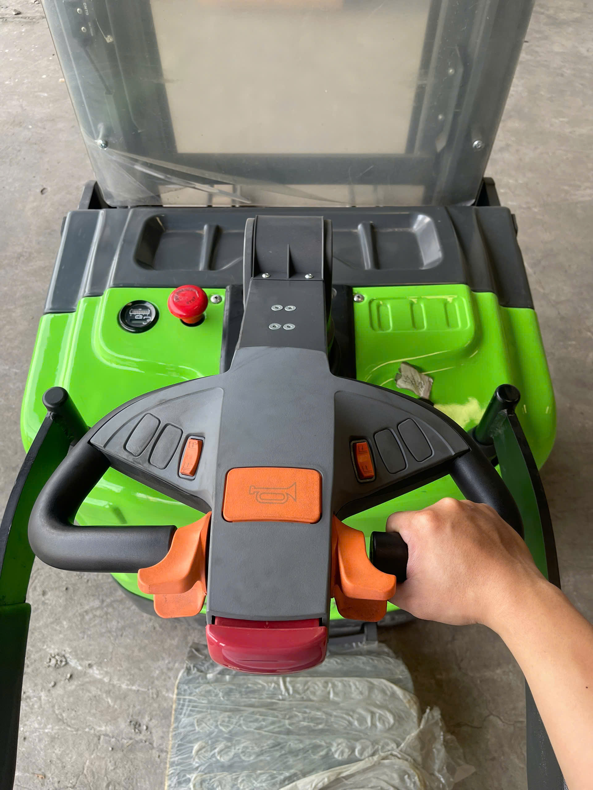 xe nâng điện đứng lái 2 tấn liugong