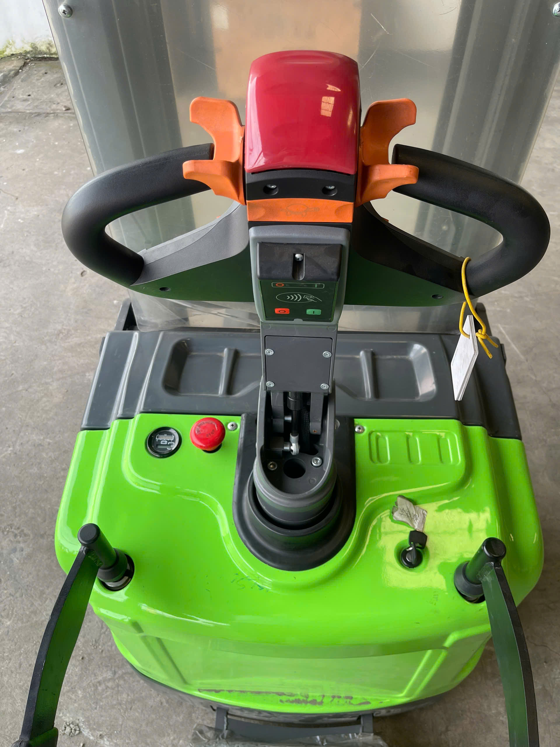 xe nâng điện đứng lái 2 tấn liugong