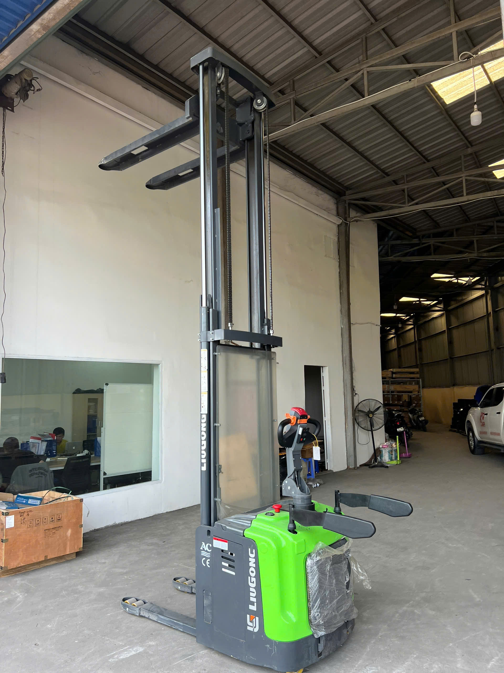 xe nâng điện đứng lái 2 tấn liugong