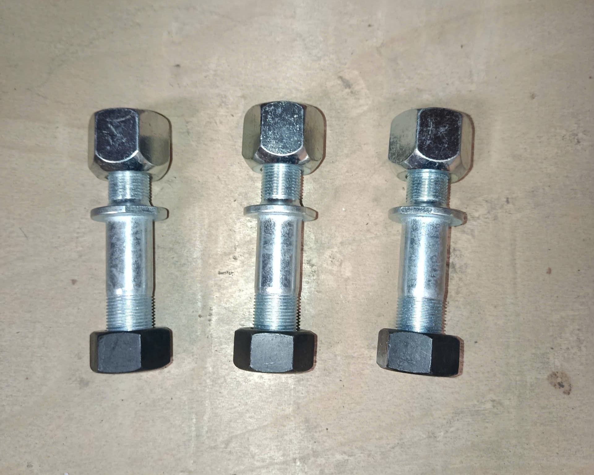 tắc kê bánh xe xúc lật