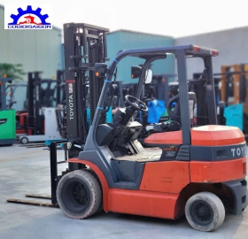 Xe Nâng ĐiệnTOYOTA 2 Tấn 5  Đời 2014 Khung Cao 4M