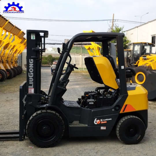 xe nâng dầu 3 tấn