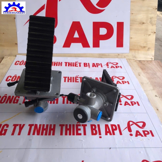 CÓC ĐẠP THẮNG HƠI XE XÚC LẬT